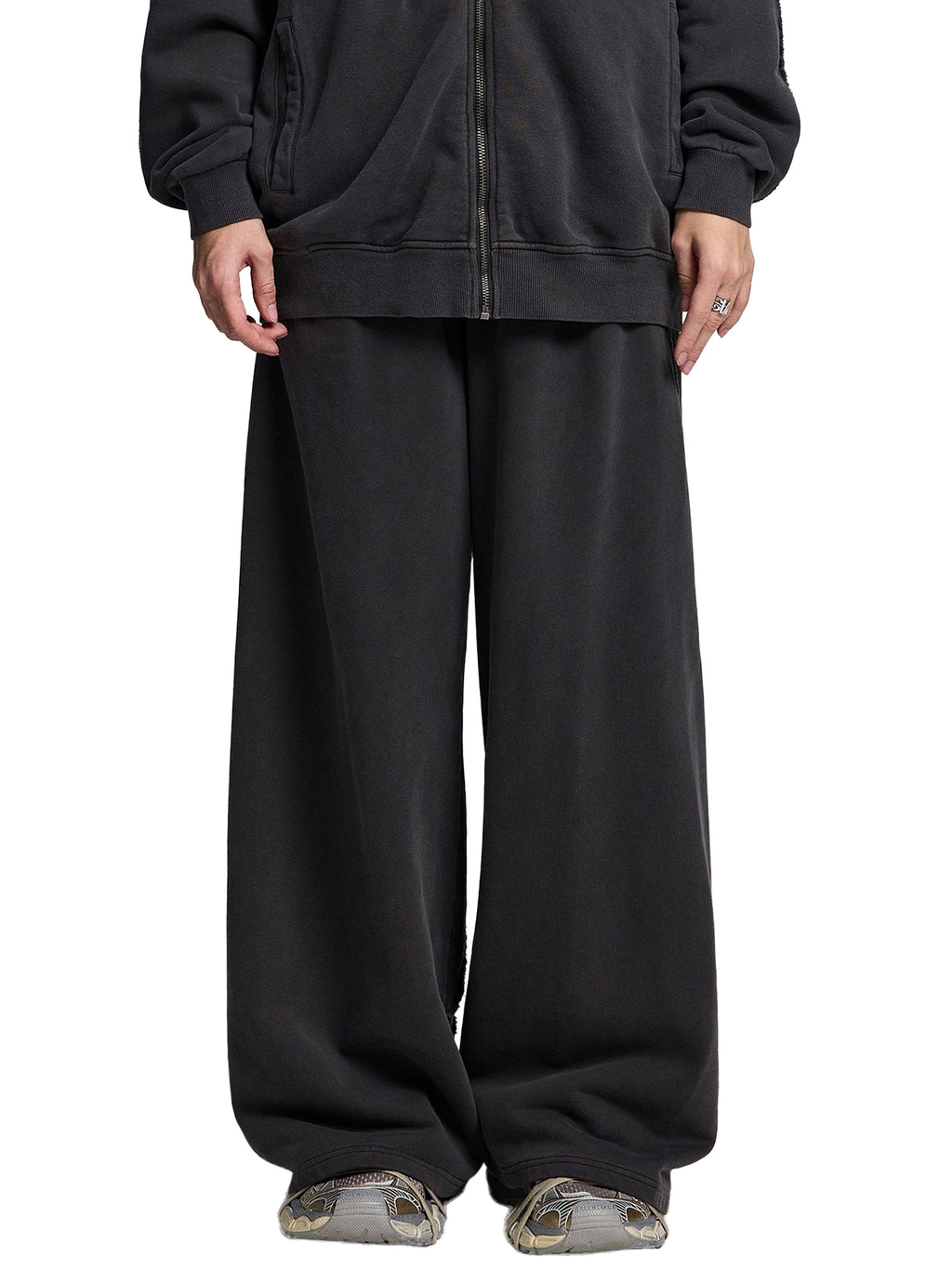Oversized black zip hoodie and wide-leg streetwear pants with snake pattern sneakers