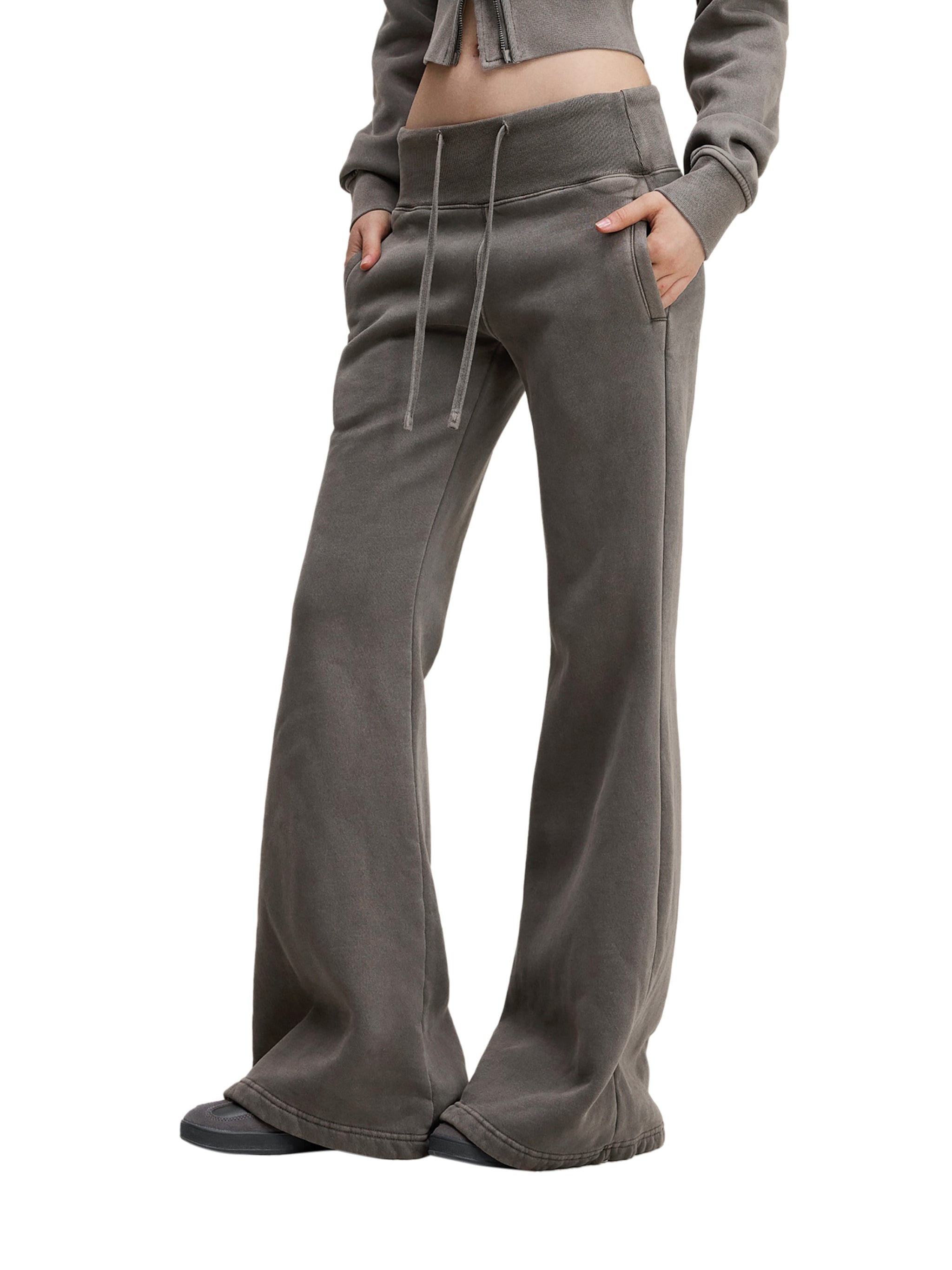 Wide-leg grey sweatpants with drawstring waist and pockets, streetwear style