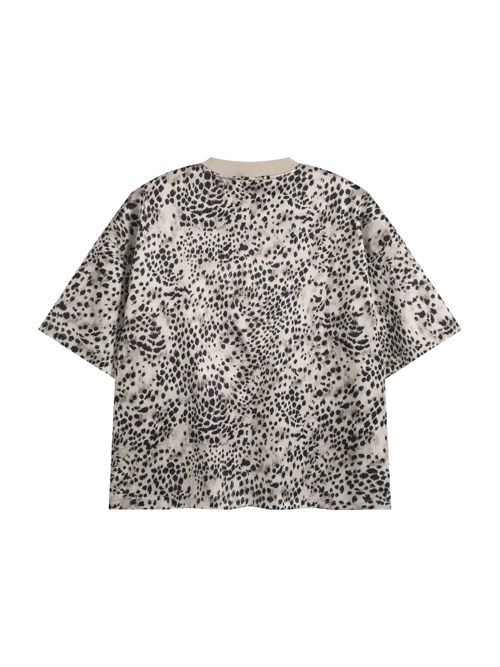 Oversized short sleeve t-shirt with black and beige spotted animal print pattern